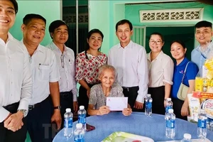 Ông Vũ Anh Khoa, Bí thư Đảng ủy, Chủ tịch HĐQT Saigon Co.op, và cán bộ nhân viên thăm Bà Mẹ Việt Nam anh hùng