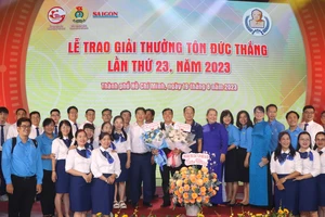 Phó Bí thư Thường trực Thành ủy TPHCM Nguyễn Hồ Hải chúc mừng ông Phan Hoàng San, Tổng Công ty Điện lực TPHCM đạt Giải thưởng Tôn Đức Thắng năm 2023. Ảnh HOÀNG HÙNG