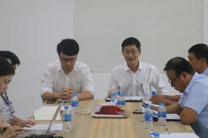 BS.CK II Trần Thanh Sang, Giám đốc chuyên môn Bệnh viện MEDIC Cà Mau (thứ 3 từ phải sang) thông tin về kết luận liên quan đến sự cố y khoa đối với bệnh nhân N.N.M.