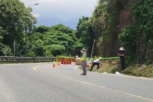 Đơn vị thi công lắp đặt thiết bị khoan trên đèo Bảo Lộc trong ngày 20-8 để tiến hành khoan thăm dò địa chất