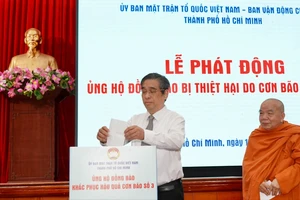 Phó Bí thư Thành ủy, Bí thư Đảng đoàn, Chủ tịch Ủy ban MTTQ Việt Nam TPHCM Nguyễn Phước Lộc đóng góp ủng hộ đồng bào bị ảnh hưởng bởi bão số 3 tại lễ phát động. Ảnh: HOÀNG HÙNG