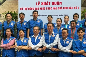 Đồng chí Nguyễn Phước Lộc, Phó Bí thư Thành ủy, Bí thư Đảng đoàn, Chủ tịch Ủy ban MTTQ Việt Nam TPHCM cùng các thành viên đoàn tình nguyện viên thể hiện tinh thần trước giờ xuất quân