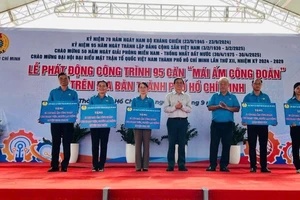 Trao mái ấm công đoàn cho các hộ gia đình đoàn viên công đoàn, người lao động có hoàn cảnh khó khăn tại lễ phát động