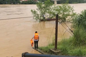 Bị lũ cuốn trôi 2km, người đàn ông thoát chết kỳ diệu