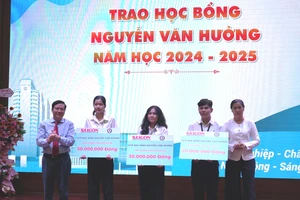 Ba sinh viên Đại học Y Dược TPHCM đạt thành tích xuất sắc nhất năm học 2023-2024 nhận học bổng tại chương trình