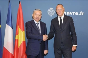 Cựu Thủ tướng Pháp Edouard Philippe, Thị trưởng Thành phố Le Havre đón Tổng Bí thư, Chủ tịch nước Tô Lâm. Ảnh: TRÍ DŨNG/TTXVN