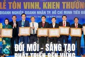 Đồng chí Phan Văn Mãi, Chủ tịch UBND TPHCM trao danh hiệu Doanh nghiệp, doanh nhân tiêu biểu năm 2024 cho các doanh nghiệp TPHCM. Ảnh: HOÀNG HÙNG