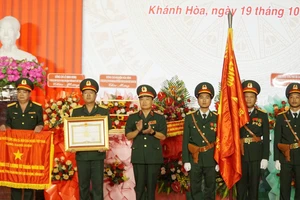 Trung tướng Thái Đại Ngọc, Tư lệnh Quân khu 5 trao danh hiệu Anh hùng LLVT nhân dân của Chủ tịch nước tặng Tiểu đoàn 59