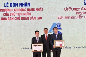 NXB Giáo dục tại TPHCM nhận Huân chương Lao động hạng Nhất của Lào