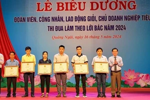 Lần đầu tiên biểu dương công nhân tiêu biểu là đảng viên