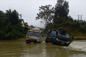 Kon Tum: Giải cứu 2 người bị nước cuốn khi qua ngầm tràn