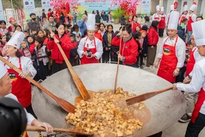 CHIN-SU mang chảo thịt kho trứng khổng lồ lên ăn Tết đặc biệt cùng thầy trò bản làng Tây Bắc