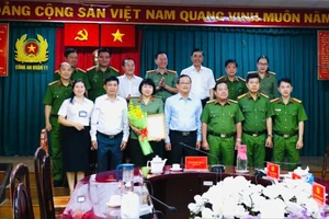 Lãnh đạo quận 11 trao khen thưởng cho các đơn vị