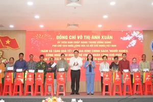 Phó Chủ tịch nước Võ Thị Ánh Xuân thăm, tặng quà gia đình chính sách tại Cà Mau