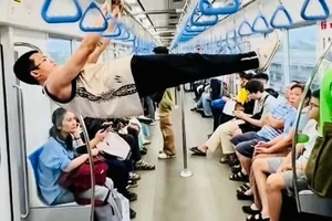 Nam thanh niên hít xà đơn trên Metro số 1 