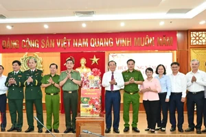 Bí thư Thành ủy TPHCM Nguyễn Văn Nên thăm, động viên Công an TPHCM đêm Giao thừa