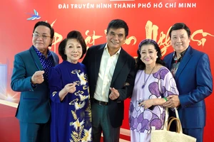 Tổng Giám đốc Đài Truyền hình TPHCM Cao Anh Minh và NSND Kim Cương, NSND Bạch Tuyết, NSND Thanh Tuấn và NSƯT Bảo Quốc tại buổi họp mặt thân tình đầu năm mới 2025 của HTV. Ảnh: THÚY BÌNH