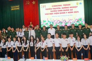 Các đại biểu và học sinh chụp hình lưu niệm tại chương trình. Ảnh: THU HOÀI