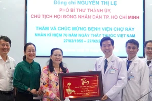 Phó Bí thư Thành ủy, Chủ tịch HĐND TPHCM Nguyễn Thị Lệ thăm, chúc mừng Bệnh viện Chợ Rẫy