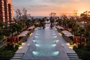 Trải nghiệm bơi lội dưới ánh hoàng hôn tại Crowne Plaza Phu Quoc Starbay