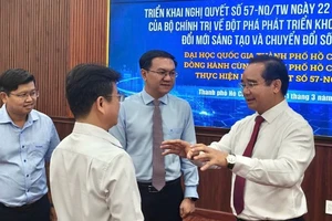 Chủ tịch UBND TPHCM Nguyễn Văn Được trao đổi với các đại biểu dự hội thảo.