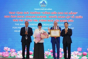 Ông Nguyễn Văn Quảng, Bí thư Thành ủy Đà Nẵng và ông Lê Quang Nam, Phó Chủ tịch UBND TP Đà Nẵng, tặng Giải thưởng “Cống hiến cho Đà Nẵng” cho ông Erich Johann Lejeune, công dân Đức, người sáng lập Tổ chức “Trái tim vì trái tim”. Ảnh: XUÂN QUỲNH