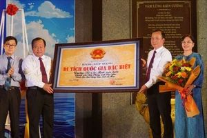 Lãnh đạo tỉnh Cà Mau đón nhận bằng xếp hạng Di tích quốc gia đặc biệt đường Hồ Chí Minh trên biển (bến Vàm Lũng, tỉnh Cà Mau). Ảnh: TẤN THÁI
