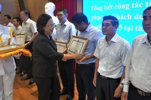 Lãnh đạo UBND TP Vũng Tàu tặng giấy khen cho các tập thể, cá nhân có thành tích xuất sắc trong công tác phục vụ khách du lịch dịp 30-4 và 1-5