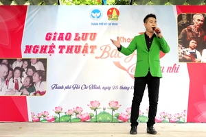 Nhạc sĩ - ca sĩ Lê Anh Tuấn tạo ấn tượng với khán giả bằng giọng ca trầm ấm, tình cảm, nội lực. Ảnh: THÚY BÌNH