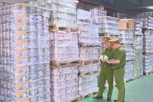 Cơ quan công an kiểm tra kho sữa giả tại Hà Nội