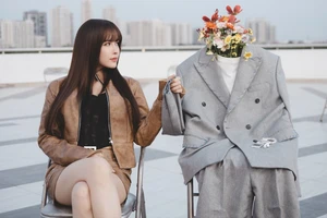 Thiều Bảo Trâm quay lại thế mạnh pop R&B, rap melody, chơi guitar điện trong MV "không lời" 