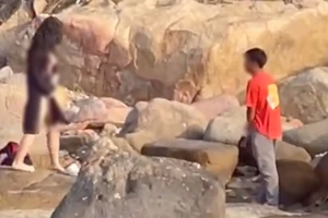 Người đàn ông có hành vi biến thái tại bờ biển Nha Trang. Ảnh chụp màn hình