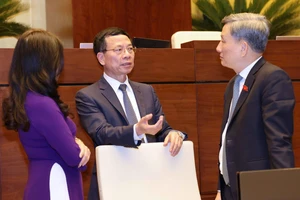 Bộ trưởng Bộ KH-CN Nguyễn Mạnh Hùng trao đổi với các đại biểu Quốc hội tại phiên thảo luận về dự án Luật Khoa học, công nghệ và đổi mới sáng tạo, chiều 13-5. Ảnh: QUANG PHÚC