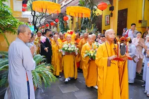 Trang nghiêm cung rước xá lợi Đức Phật về chùa Tam Chúc