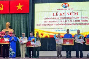 Quận Tân Phú trao Huy hiệu Đảng đến 174 đảng viên
