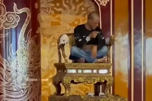 Người đàn ông vượt qua hàng rào bảo vệ, leo lên ngai vàng Triều Nguyễn ngồi xếp bằng và la lớn trước khi bẻ gãy bảo vật quốc gia này