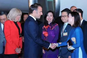 Tổng thống Pháp Macron và Phu nhân tại sân bay Nội Bài. Ảnh: TTXVN