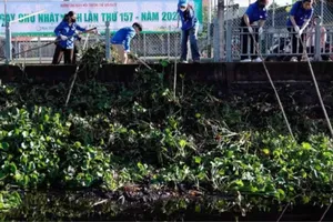 Hơn 1.000 đoàn viên, người dân ra quân làm sạch kênh rạch