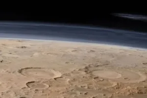 Các nhà khoa học có bằng chứng rõ ràng về sự phun trào của bầu khí quyển sao Hỏa. Ảnh: SCIENCE ALERT