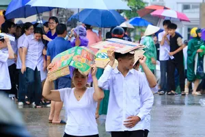 Chiều 7-6, một cơn dông nhiệt phủ xuống nhiều nơi ở miền Bắc