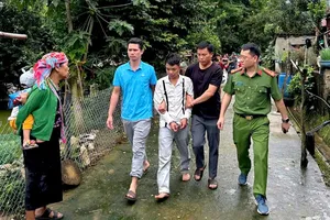 Lực lượng công an dẫn giải nghi phạm