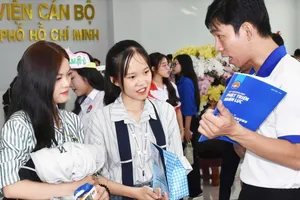 Hơn 300 học sinh trải nghiệm một ngày làm sinh viên Học viện Cán bộ TPHCM 