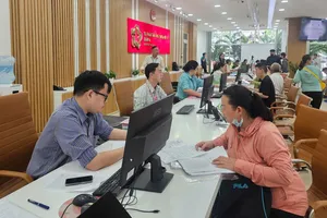 Người dân làm thủ tục tại UBND quận 6