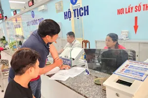 Người dân làm thủ tục hành chính tại UBND phường An Phú Đông (quận 12)