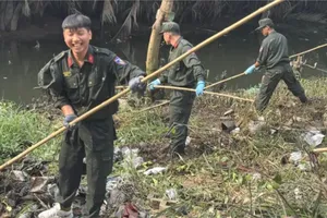 Dọn dẹp vệ sinh sạch sẽ để phòng chống bệnh sốt xuất huyết. Ảnh minh họa
