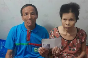 Trao tiền hỗ trợ đợt 2 cho gia đình có 3 người mắc bệnh nặng