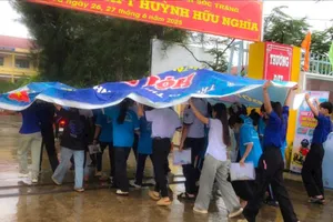 Dầm mưa hỗ trợ thí sinh đến điểm thi