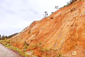 Taluy dương trên đường tránh đèo Măng Rơi (tỉnh Kon Tum) có dấu hiệu sạt lở. Ảnh: HỮU PHÚC