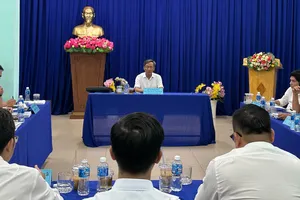 Phó Giám đốc Sở NN-MT TPHCM Võ Trung Trực chỉ đạo tại buổi làm việc. Ảnh: THANH HIỀN