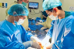 Các bác sĩ đang ghép tạng cho người bệnh